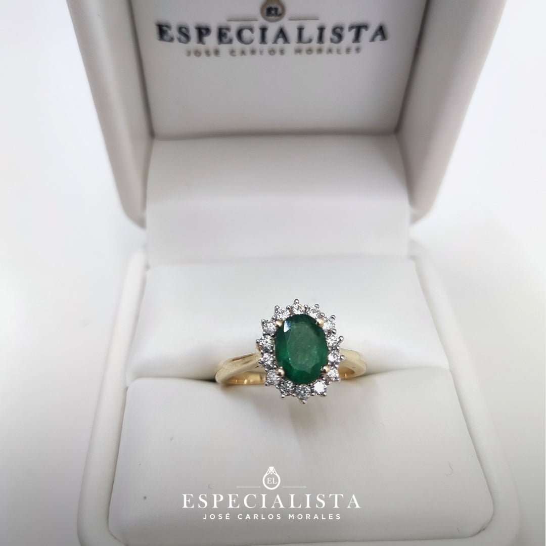 17JC254851LQ Anillo de compromiso en oro amarillo con Esmeralda central en corte Oval y Diamantes en Halo.