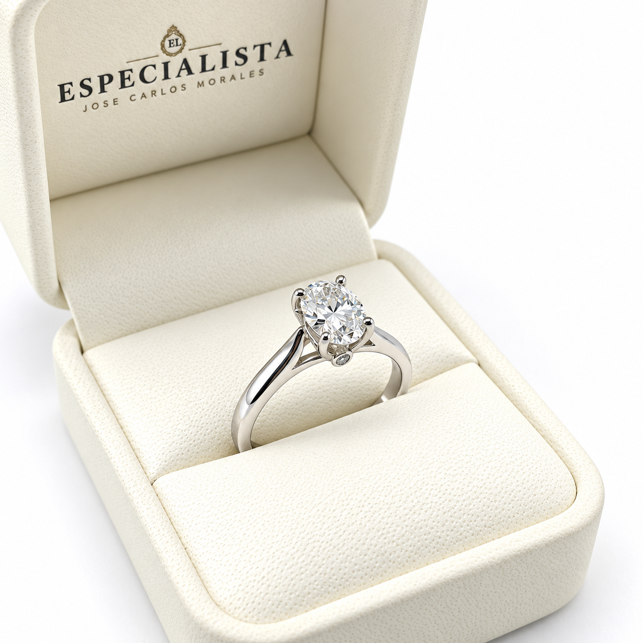 Anillo de compromiso tradicional en oro blanco de 14 kilates con diamante de laboratorio en corte Oval | 25JCL24BLQ