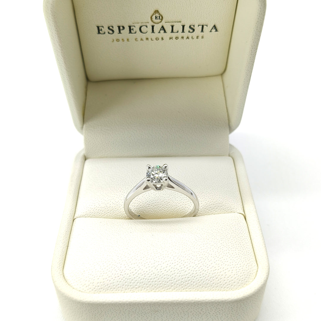Anillo de compromiso tradicional en oro blanco de 14 kilates con diamante de laboratorio | 25JCL26LQ
