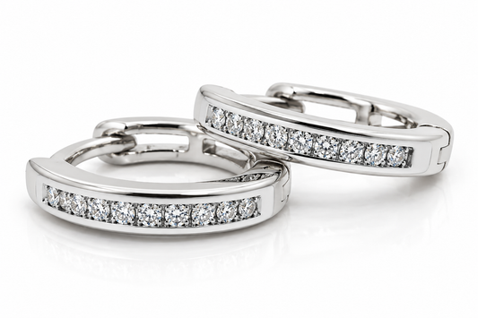 Arracadas huggie con diamantes naturales en oro blanco de 14K | 30JC259661LQ