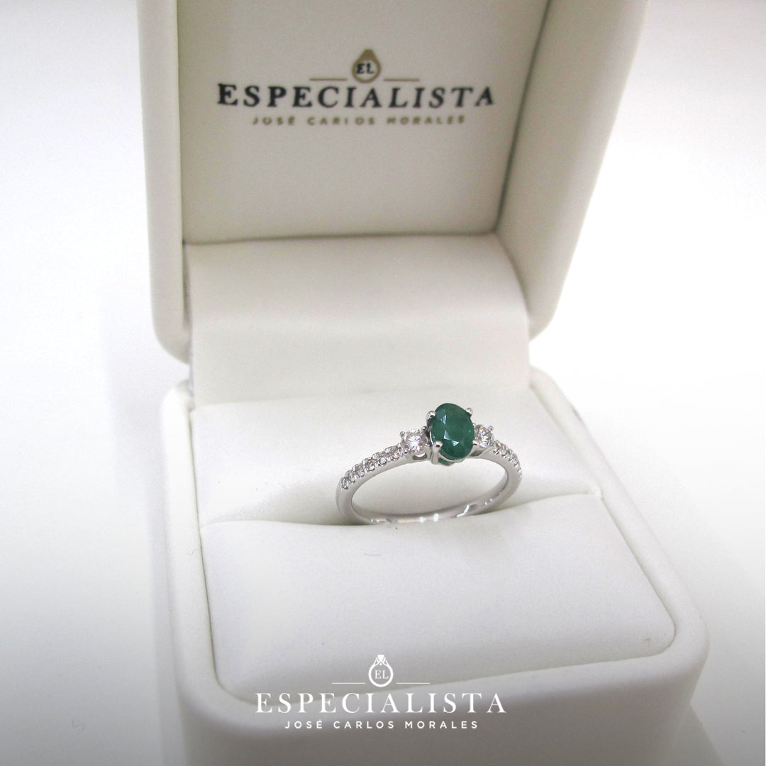 14JC231148LQ Anillo de compromiso en oro blanco de 14 Kilates, con diamantes laterales y Esmeralda central corte Oval.