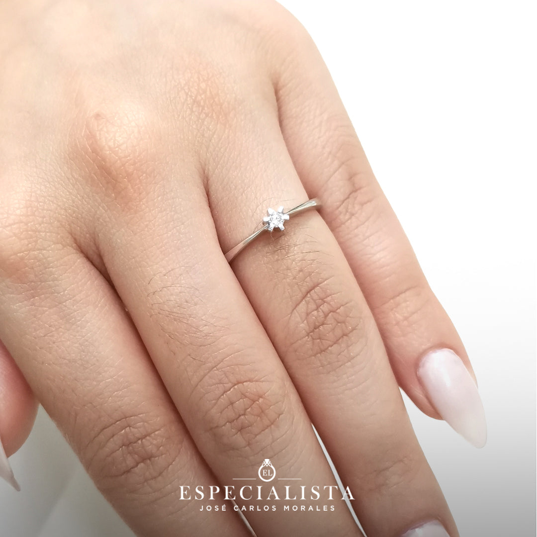 14JC78092LQ Anillo de Compromiso en oro blanco de 14 Kilates, montado con Diamantes naturales.