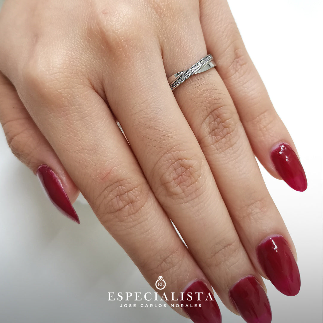 Argollas de matrimonio en oro blanco con circonias y diseño curvo | 20B2598-64LQ