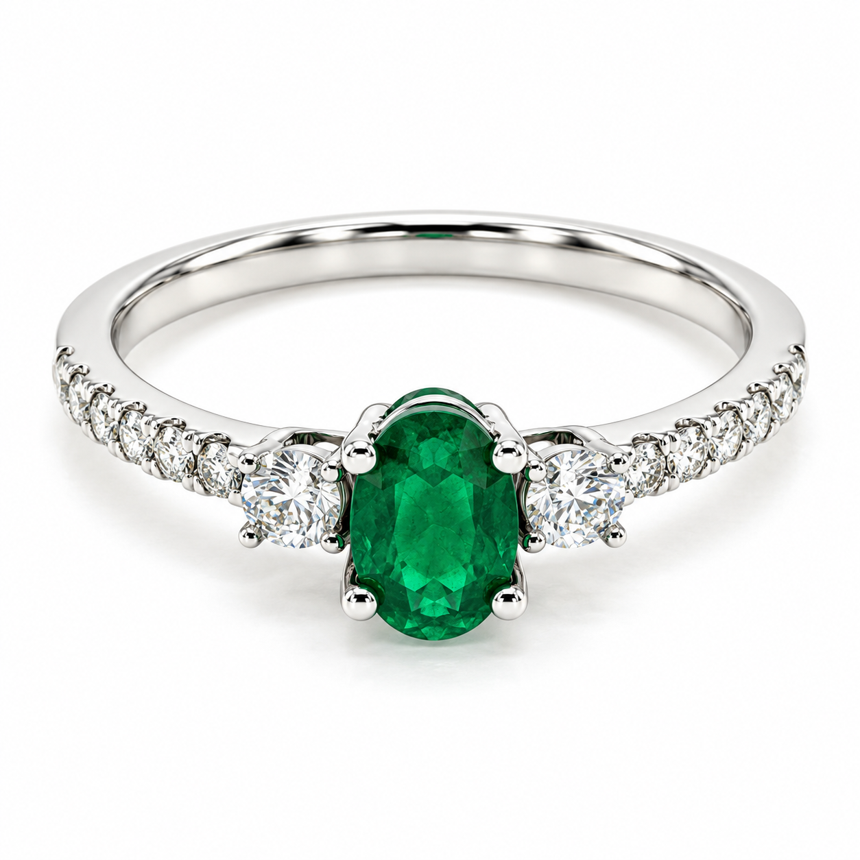14JC231148LQ Anillo de compromiso en oro blanco de 14 Kilates, con diamantes laterales y Esmeralda central corte Oval.