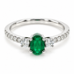 14JC231148LQ Anillo de compromiso en oro blanco de 14 Kilates, con diamantes laterales y Esmeralda central corte Oval.