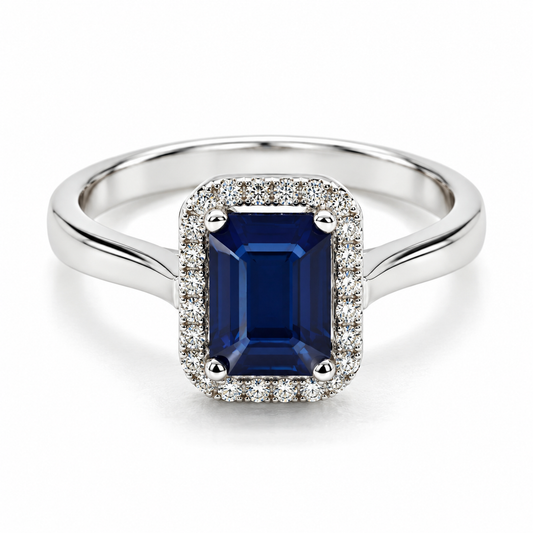 Anillo de compromiso en oro blanco de 14 Kilates con diamantes naturales y un Zafiro central en corte Esmeralda | 14JCUZ2LQ