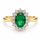 17JC254851LQ Anillo de compromiso en oro amarillo con Esmeralda central en corte Oval y Diamantes en Halo.