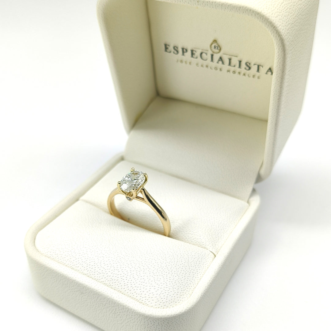 25JCL24LQ Anillo de compromiso tradicional en oro Amarillo de 14 kilates con diamante de laboratorio en corte Oval