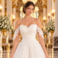 Detalle frontal del escote corazón y mangas caídas de encaje del vestido de novia Ivory 51BBERINLQ.