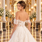 Detalle de espalda con encaje de efecto ilusión y botonadura del vestido de novia Ivory 51BBERINLQ.