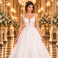 Detalle frontal del vestido 51BDD15LQ: encaje veneciano, escote en V y mangas cortas con detalles de perlas.