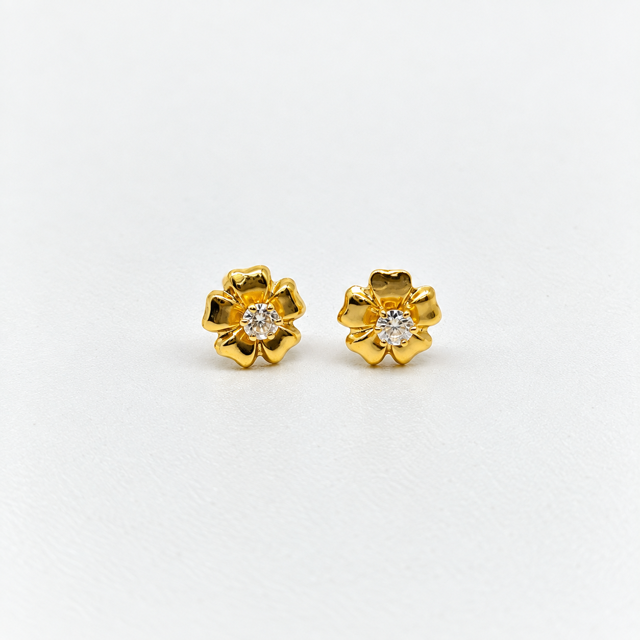 61AR10004LQ Broquel en oro de 10 Kilates Flor con Circonia