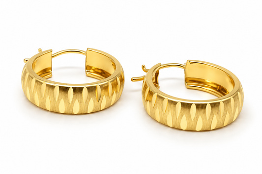 Arracadas huggie anchas facetadas en oro amarillo de 10K | 61AR10355LQ
