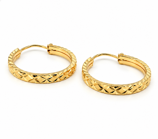 Arracadas anchas con textura de rombos en oro amarillo de 10K | 61AR10356LQ