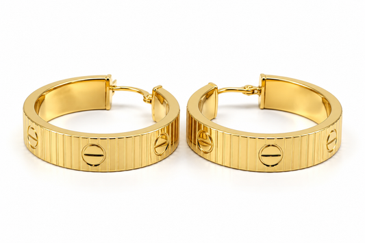 Arracadas estriadas con círculos grabados en oro amarillo de 10K | 61AR10395LQ