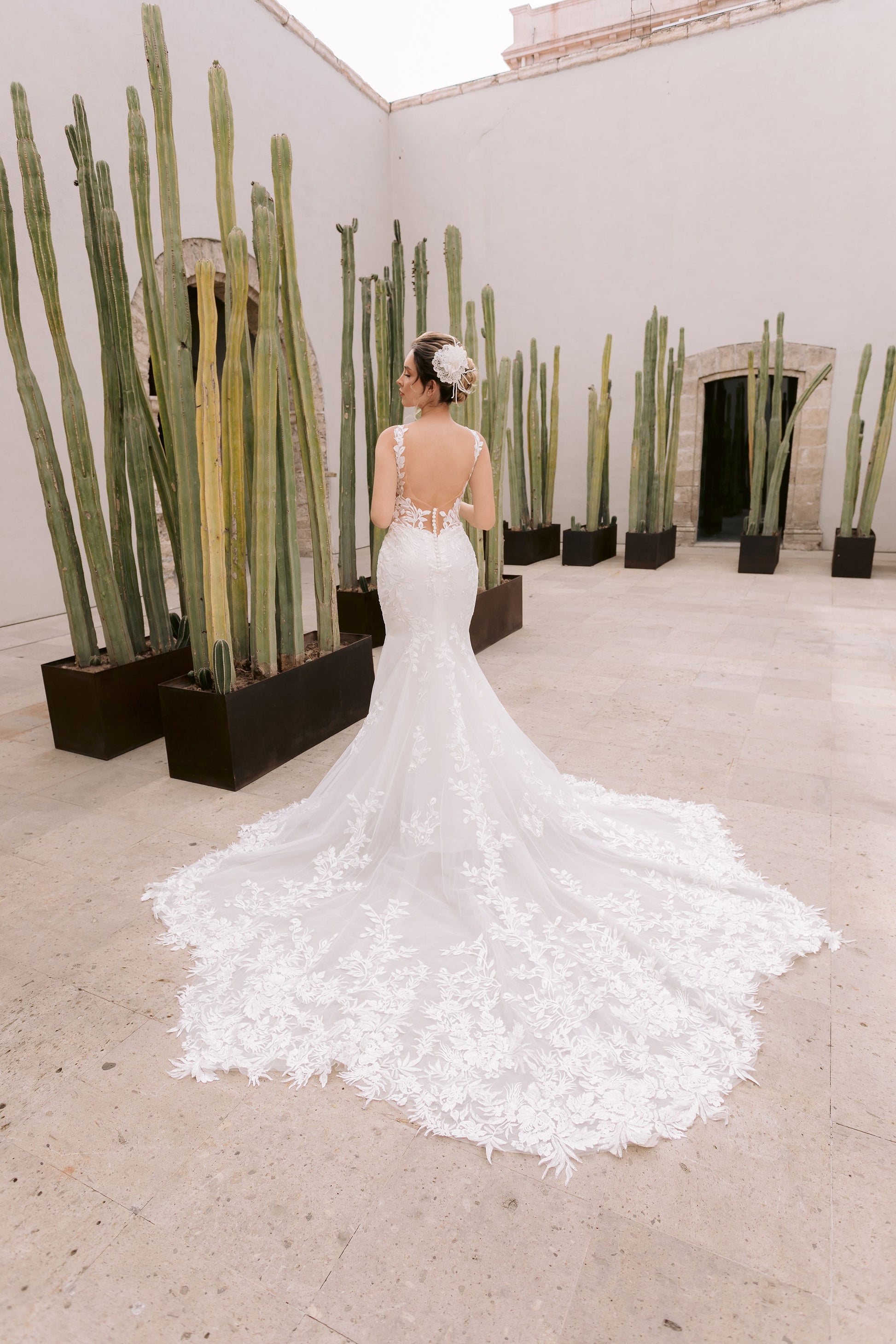 Vestido de novia de manga larga en corte sirena con bordado de