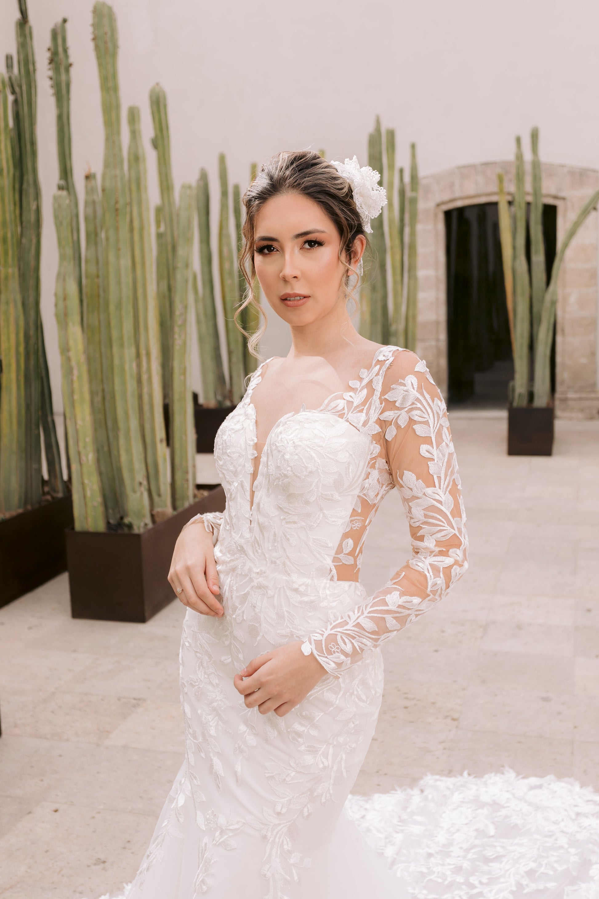 Vestido de novia blanco con flores bordadas corte a