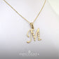 Dije de inicial M con circonias en oro de 10 o 14K | 6040219LQ-M
