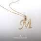 Dije de inicial M con circonias en oro de 10 o 14K | 6040219LQ-M